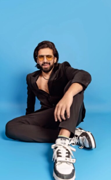 കുടുംബവുമായുള്ള എല്ലാ ബന്ധങ്ങളും അവസാനിപ്പിക്കുന്നുവെന്ന വെളിപ്പെടുത്തലുമായി ബോളിവുഡ് ഗായകൻ അമാൽ മാലിക്. ഇനി തൊഴിൽപരമായ കാര്യങ്ങൾ മാത്രമേ മാതാപിതാക്കളുമായി ചർച്ച ചെയ്യുകയുള്ളൂവെന്നും ഈ തീരുമാനം ഒരിക്കലും വൈകാരികമല്ലെന്നും അദ്ദേഹം പറഞ്ഞു. കുടുംബവുമായുള്ള എല്ലാ ബന്ധങ്ങളും അവസാനിപ്പിക്കുന്നുവെന്ന വെളിപ്പെടുത്തലുമായി ബോളിവുഡ് ഗായകൻ അമാൽ മാലിക്. ഇനി തൊഴിൽപരമായ കാര്യങ്ങൾ മാത്രമേ മാതാപിതാക്കളുമായി ചർച്ച ചെയ്യുകയുള്ളൂവെന്നും ഈ തീരുമാനം ഒരിക്കലും വൈകാരികമല്ലെന്നും അദ്ദേഹം പറഞ്ഞു.