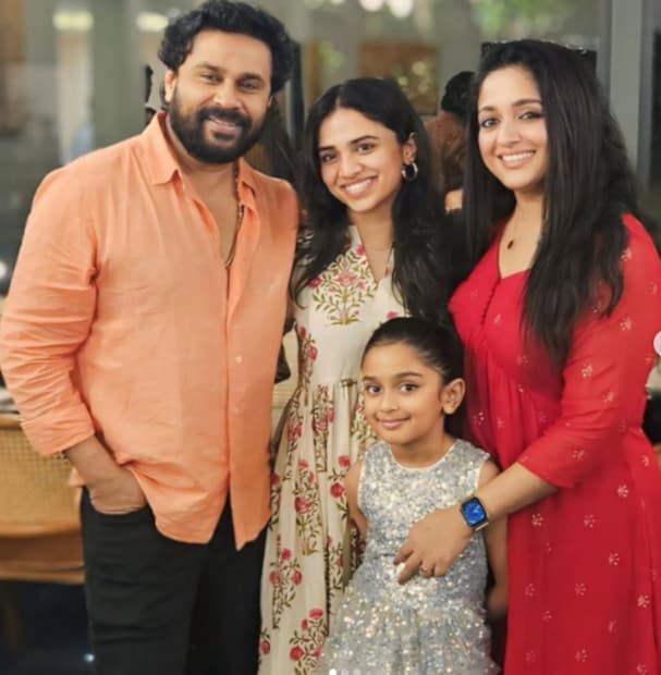  ഇതിന് ശേഷം 'മോളെ, ചേച്ചിക്ക് കേക്ക് കൊടുക്കൂ' എന്ന് മഹാലക്ഷ്മിയോട് കാവ്യ പറയുന്നതും വീഡിയോയിൽ കേൾക്കാവുന്നതാണ്. ചേച്ചിക്ക് വേണ്ടി കുഞ്ഞനുജത്തി കേക്ക് നൽകുമ്പോൾ കൈയ്യടിച്ചു സന്തോഷം പങ്കിടുന്ന കാവ്യയെയും ദിലീപിനെയും വീഡിയോയിൽ കാണാം.