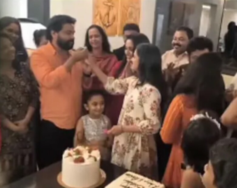  വീട്ടുകാർക്കും അതിഥികൾക്കുമൊപ്പം മീനാക്ഷി കേക്ക് മുറിച്ച് പിറന്നാൾ ആ​ഘോഷിക്കുന്ന വീഡിയോയും സോഷ്യൽമീഡിയയിൽ വൈറലാകുന്നുണ്ട്. മീനാക്ഷി ആദ്യം കേക്ക് കൊടുത്തത് അച്ഛനാണ്. പിന്നാലെ കാവ്യയ്ക്കും മഹാലക്ഷ്മിയ്ക്കും കേക്ക് നൽകി.