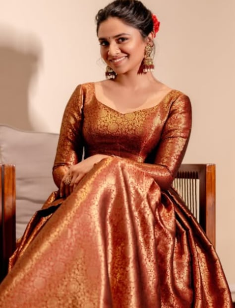 അഭിനയത്തിലും സോഷ്യൽമീഡിയയിലും സജീവമല്ലെങ്കിലും വല്ലപ്പോഴും മീനാക്ഷി പങ്കുവയ്ക്കുന്ന ചിത്രങ്ങളും വീഡിയോകളും നിമിഷനേരങ്ങൾക്കുള്ളിൽ വൈറലാകാറുണ്ട്. നൃത്ത വീഡിയോകളും കോമഡി റീൽസുകളും ഫോട്ടോഷൂട്ട് ചിത്രങ്ങളുമെല്ലാം മീനാക്ഷി സമൂഹമാധ്യമങ്ങളിൽ പങ്കുവയ്ക്കാറുണ്ട്. ഡാൻസിൽ മഞ്ജുവിനെ പോലെ തന്നെ ഏറെ താൽപ്പര്യമുണ്ട് മീനാക്ഷിയ്ക്കും. സമൂഹമാധ്യമങ്ങളിൽ ഇടയ്ക്ക് തന്റെ ഡാൻസ് വീഡിയോകളും മീനാക്ഷി പങ്കുവയ്ക്കാറുണ്ട്.