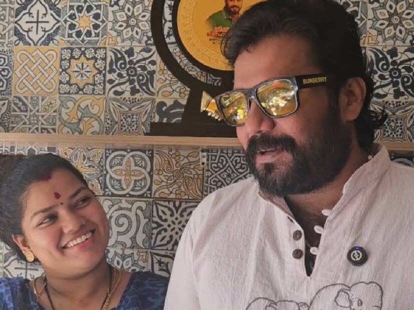 എന്നാൽ, കോകില പറഞ്ഞത് പോലെ ആ വിവാഹം താൻ മറച്ചു വച്ചിട്ടില്ല എന്ന് എലിസബത്ത് ഉദയൻ. മുൻപ് ഒരു വിവാഹം കഴിഞ്ഞ കാര്യം പറയേണ്ടതില്ല എന്ന് നടൻ ബാലയാണത്രെ പറഞ്ഞതും. അത് തനിക്ക് ഒരു കുറവാണെന്ന നിലയിലായിരുന്നു ബാലയുടെ നിലപാട്. ആദ്യം ട്രോളത്തി എന്ന നിലയിൽ സജീവമായിരുന്ന പേജിന്റെ ബയോയിൽ താൻ വിവാഹമോചിതയെന്നു പരസ്യമായി രേഖപ്പെടുത്തിയിരുന്നു എന്നും, നടൻ ബാലയും ഇത് കണ്ടിരുന്നു എന്നും എലിസബത്ത് ഉറപ്പിക്കുന്നു