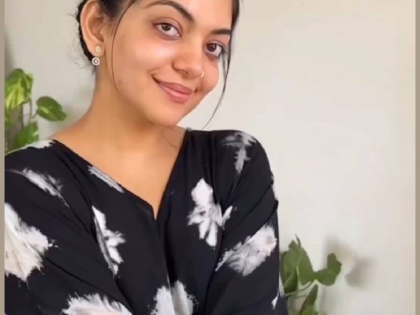 മകൾ മയക്കുമരുന്ന് ഉപയോഗിക്കുന്ന ആളെന്ന കല്ലുവച്ച നുണ കേൾക്കേണ്ടി വന്ന നിമിഷം അമ്മയെന്ന നിലയിൽ സിന്ധു എന്തുമാത്രം മാനസിക വിഷമം നേരിടേണ്ടി വന്നു എന്നും അഹാനയുടെ വാക്കുകളിൽ തെളിഞ്ഞിരുന്നു. സംവിധായകന്റെ കുടുംബാംഗം നടത്തിയ ആ പരാമർശം മകളോട് പൂർണമായി പറയാൻ പോലും സിന്ധുവിന് വൈഷമ്യം ഉണ്ടായിരുന്നു. എന്നിട്ടും, അഹാന സിനിമയുടെ പ്രൊമോഷന് സഹകരിക്കുന്നില്ല എന്ന നിലയിൽ വാർത്തകൾ വന്നപ്പോൾ ദിവസങ്ങളോളം മൗനം പാലിക്കാൻ തീരുമാനിച്ചവരാണ് ഈ കുടുംബം 