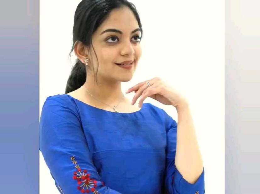സെലിബ്രിറ്റി സ്റ്റാറ്റസ് നേടാൻ സിനിമ തന്നെവേണം എന്ന് നിർബന്ധമില്ലാത്തവരാണ് അഹാന കൃഷ്ണയും സഹോദരിമാരും. അതുകൊണ്ട് തന്നെ തങ്ങളുടെ പക്കൽ പ്രതിഭയുണ്ടെങ്കിൽ, അത് പ്രയോജനപ്പെടുത്തി എന്തുവേണമെങ്കിലും കലാപ്രവർത്തകർ എന്ന നിലയിൽ സ്വന്തം വളർച്ചയ്ക്കായി ചെയ്യാം എന്ന് മനസിലാക്കിയാണ് അഹാന കൃഷ്ണയും സഹോദരിമാരും അവരുടെ തട്ടകം സോഷ്യൽ മീഡിയയിലേക്ക് മാറ്റിയത്. അതിനായാണ് അവർ സ്വന്തമായി ഇൻസ്റ്റഗ്രാം, യൂട്യൂബ് ചാനലുകൾ പ്രവർത്തിപ്പിക്കുന്നതും. കഴിഞ്ഞ ദിവസം ഇവിടെ ഇവരുടെ കുടുംബം ഒരു വലിയ നേട്ടം സ്വന്തമാക്കിയിരുന്നു