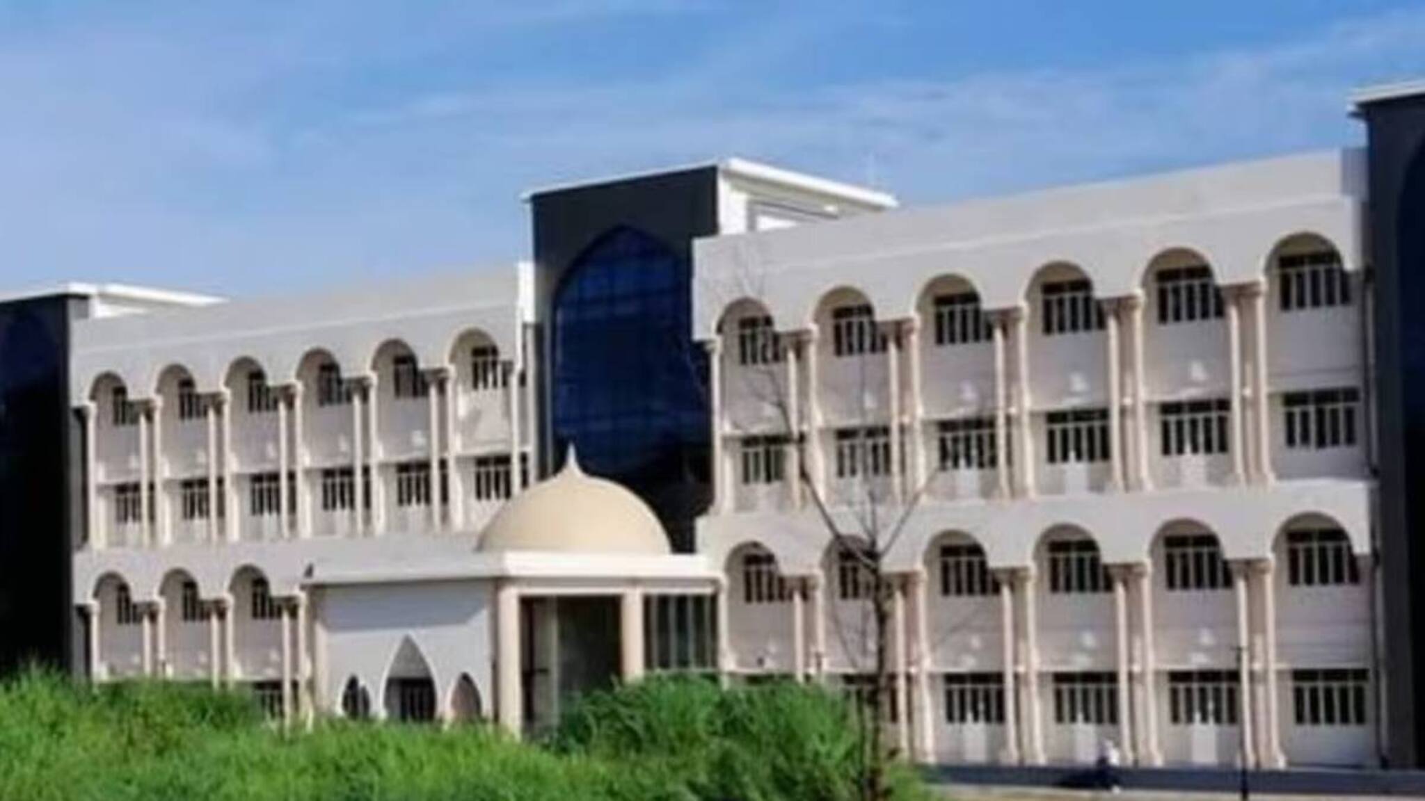 അലിഗഡ് മുസ്ലിം യൂണിവേഴ്സിറ്റിയിൽ രണ്ടുവർഷ ബി എഡിന് ഇപ്പോൾ അപേക്ഷിക്കാം