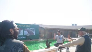 വൻതാര സന്ദർശിക്കുന്ന പ്രധാനമന്ത്രി നരേന്ദ്ര മോദി. ഒപ്പം അനന്ത് അംബാനി