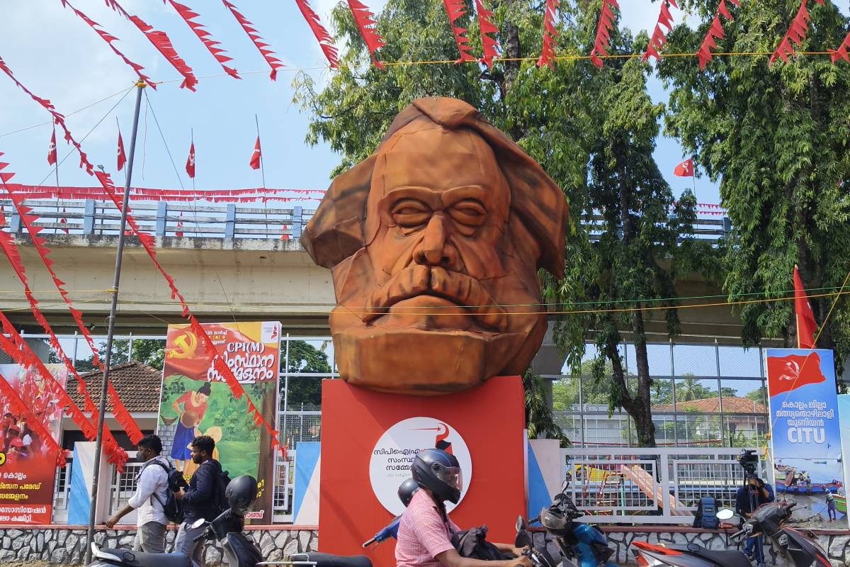 കൊല്ലം നഗരത്തില് കൊടിയും ഫ്ലക്സും; സിപിഎമ്മിന് മൂന്നര ലക്ഷം പിഴ ചുമത്തി നഗരസഭ| Kollam Corporation imposes a huge fine on CPM for installing flags and banners in Kollam city as part of ...