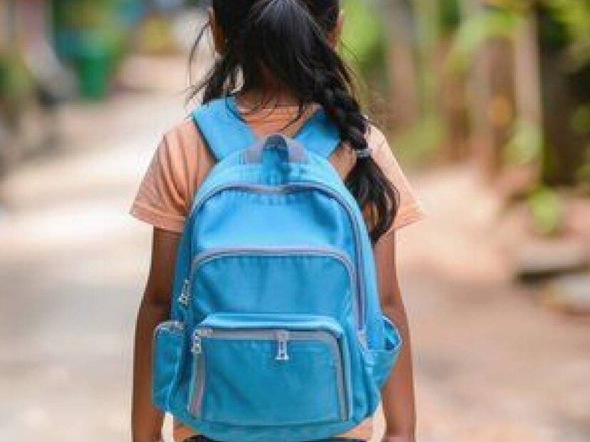 തന്നെ പ്രസവിച്ച അമ്മ അവരുടെ അച്ഛന്റെയും അച്ഛന്റെ ഭാര്യയുടേയും ഒപ്പമായിരുന്നു അന്നാളുകളിൽ താമസം. മകളുടെ ഈ ചോദ്യം കേട്ടതും, ഉത്തരം നൽകുന്നതിനും മുൻപേ ഒരു പൊട്ടിക്കരച്ചിലായിരുന്നു മറുപടി. നിങ്ങളാണോ എന്റെ അമ്മ എന്നായിരുന്നു മകളുടെ ചോദ്യം. ഈ കാലയളവിനുള്ളിൽ, യുവതിയുടെ അമ്മയ്ക്ക് മറ്റൊരു പെൺകുഞ്ഞു കൂടി പിറന്നു എന്നും 'ദി മിറർ' റിപ്പോർട്ടിൽ പരാമർശിക്കുന്നു. എന്നാൽ മകൾ അല്ല എന്ന കാര്യം അവർ നിഷേധിച്ചില്ല എന്നും യുവതി പറയുന്നു. സമൂഹമാധ്യമം വഴിയാണ് അവർ തന്റെ കഥ പങ്കുവച്ചത്