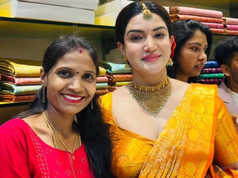 ആരാധകന്മാർ മാത്രമല്ല, ആരാധികമാരും ഹണി റോസിനുണ്ട് എന്ന് മനസിലാക്കണം. ഒരു ആരാധിക ഹണി റോസിന്റെ ഒപ്പം നിന്ന് പോസ് ചെയ്യുന്ന ചിത്രമാണിത്. പലർക്കും ഹണി റോസിനെ കണ്ട സന്തോഷമടക്കാൻ വയ്യ. ബാലയ്യയുടെ സിനിമയിലെ നായികയായതില്പിന്നെ ഹണി റോസിന് അന്യഭാഷാ പറയുന്ന നാട്ടിലും നല്ലൊരു ഫാൻ ബെയ്‌സ് സൃഷ്‌ടിക്കാൻ ഹണി റോസിനെക്കൊണ്ടായി. താരത്തിന്റെ ഈ വർഷത്തെ മറ്റൊരു ശ്രദ്ധേയ ഉദ്‌ഘാടനം ദുബായിലായിരുന്നു 