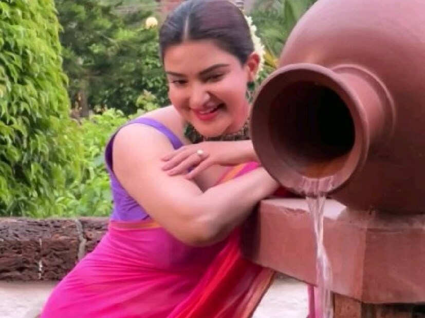 എന്നിട്ടു പോലും പ്രതികരിച്ചതിന്റെ പേരിൽ ഹണി റോസ് സോഷ്യൽ മീഡിയയിൽ ചെറുതായൊന്നുമല്ല ക്രൂശിക്കപ്പെട്ടത്. താരത്തിന്റെ ഇൻസ്റ്റഗ്രാം പോസ്റ്റുകൾ പലതിലും അതിന്റെ പേരിൽ കമന്റ് ബോക്സ് ആക്രമണം നേരിട്ടിരുന്നു. താനും, അമ്മയും തന്റെ ടീമും ചേർന്നുള്ള ഒരു കൂട്ടം ആൾക്കാർ ചേർന്നാണ് വസ്ത്രങ്ങൾ തിരഞ്ഞെടുക്കുന്നത് എന്ന് ഹണി റോസ് പണ്ടേ പറഞ്ഞതാണ്. ഹണി റോസ് നായികയായ മലയാള ചിത്രം 'റേച്ചൽ' ഈ വർഷം റിലീസിന് തയാറെടുക്കുകയാണ്. മണിക്കുട്ടൻ നായകനായ ബോയ്ഫ്രണ്ട് എന്ന സിനിമയിലൂടെ പതിമൂന്നാം വയസിലാണ് ഹണി റോസ് മലയാള സിനിമയിൽ എത്തുന്നത്