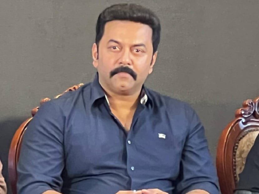 'വെള്ളം മാത്രമേ ഉള്ളൂ അല്ലേ' എന്ന് മോഹൻലാൽ ഇന്ദ്രജിത്തിനോട് പറഞ്ഞതായാണ് ക്യാപ്‌ഷൻ. ഇത് കേൾക്കുന്ന ഇന്ദ്രജിത്ത് മാത്രമല്ല, മഞ്ജു വാര്യരും ചിരിയടക്കാൻ പാടുപെടുന്നതും കാണാം. വീഡിയോ വൈറലായതും, പലരും മറ്റുപല വ്യാഖ്യാനങ്ങളും അതിനടിയിൽ തമാശ രൂപേണ കുറിക്കുന്നു. 'ലാലേട്ടൻ പിള്ളേരുടെ കൂടി കൂടി അൽപ്പം അലമ്പാവുന്നുണ്ട്', 'അല്ല അണ്ണാ വൈറ്റ് മിക്സ്‌ ആക്കിയതാ', 'വൈകിട്ടെന്താ പരിപാടി' എന്നെല്ലാം രസകരമായ കമന്റുകൾ കാണാം