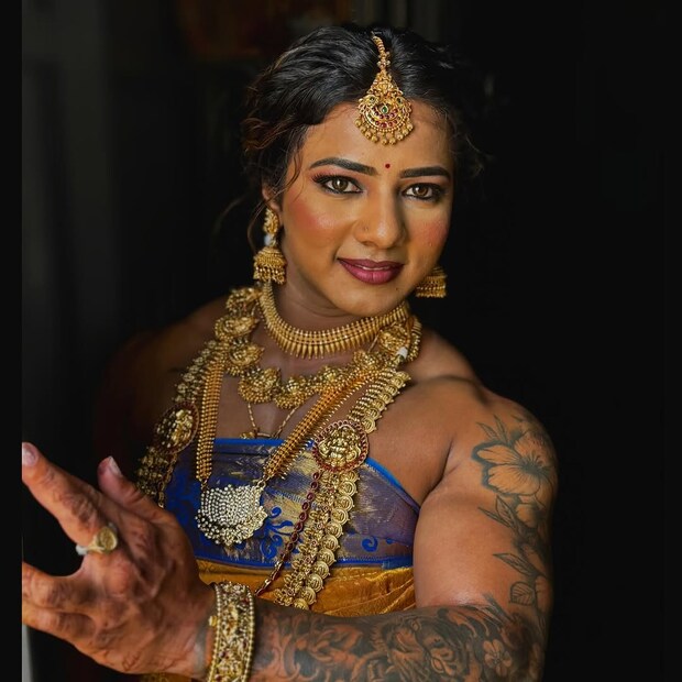  ഒട്ടേറെപേരാണ് ചിത്രയെ അഭിനന്ദിച്ച് സമൂഹ മാധ്യമങ്ങളിൽ കമന്റ് ചെയ്തത്. 'അവൾക്ക് സ്വന്തം നിറത്തിൽ ആത്മവിശ്വാസമുണ്ട്! അതിനെ ശരിക്കും അഭിനന്ദിക്കുന്നു' - ഒരാൾ കുറിച്ചു. ഇന്റർനെറ്റിൽ ചിത്ര പുരുഷോത്തമന്റെ ചിത്രങ്ങൾ വളരെ വേഗമാണ് വൈറലായി മാറിയത്. (image: chitra_purushotham/ instagram)