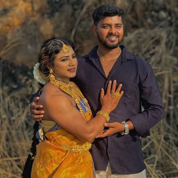  മിസ് കർണാടക മത്സരത്തിൽ ആദ്യ അഞ്ച് സ്ഥാനത്ത് ചിത്ര എത്തിയിരുന്നു. 1.30 ലക്ഷം ഫോളോവേഴ്സാണ് ഇൻസ്റ്റയിൽ‌ ചിത്രക്കുള്ളത്. എന്തായാലും തന്റെ വിവാഹ ചിത്രങ്ങളിലൂടെ ഇന്റർനെറ്റില്&#x200d; തരംഗം തീർ‌ക്കുകയാണ് ഈ കർണാടകക്കാരിയായ ബോഡി ബിൽഡർ. (image: chitra_purushotham/ instagram)