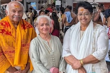മല്ലിക സുകുമാരനും കുടുംബവും പൃഥ്വിരാജിന്റെ എമ്പുരാനുവേണ്ടി പ്രാ‍‌ർത്ഥനയോടെ ​ഗുരുവായൂരിൽ