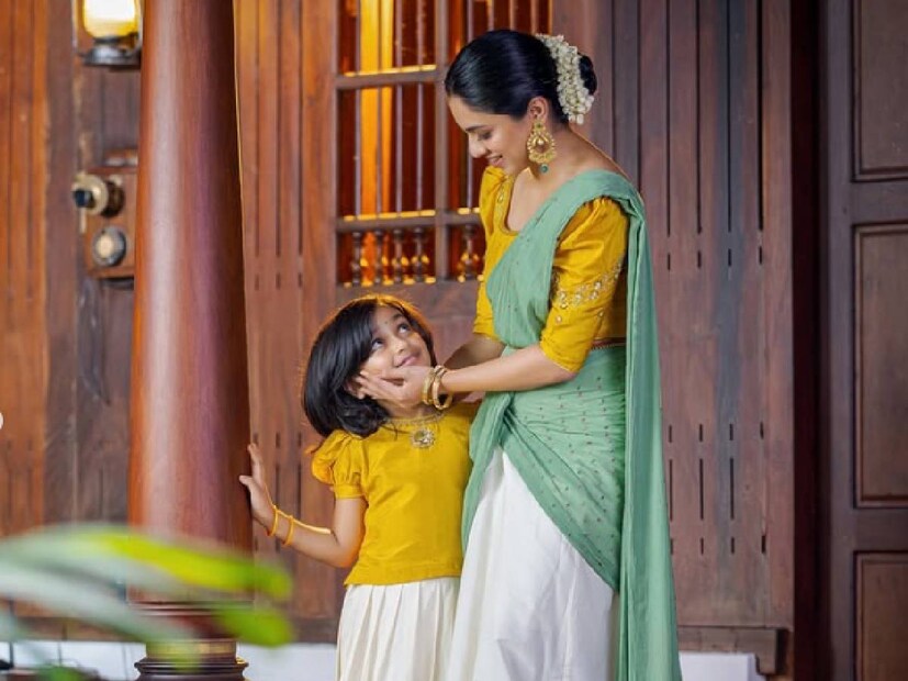 ലക്ഷ്യയുടെ മോഡലുകളായി മീനാക്ഷിയും മഹാലക്ഷ്മിയും. മീനാക്ഷിയുടെ ഇൻസ്റ്റഗ്രാം പ്രൊഫൈലും ഇടയ്ക്കിടെ പോസ്റ്റുകളുമായി നിറയാറുണ്ട്. അടുത്തിടെ മീനാക്ഷിയുടെ കൂട്ടുകാരിയായ നമിത പ്രമോദിന്റെ ഒപ്പം താരപുത്രി വെക്കേഷൻ സമയം ആഘോഷമാക്കിയ ചിത്രങ്ങൾ നമിതയുടെ പേജിൽ വന്നിരുന്നു 
