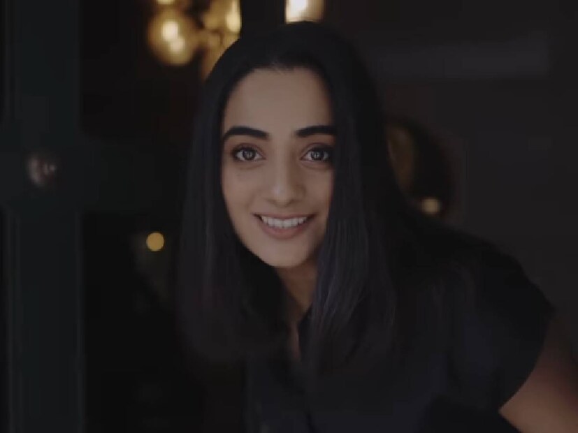 പറഞ്ഞു വരുമ്പോൾ, നമിത പ്രമോദും മീനാക്ഷി ദിലീപും തമ്മിലെ പ്രായവ്യത്യാസം അത്ര കൂടുതലല്ല. നാലോ അഞ്ചു വയസ്സിന്റെ വ്യത്യാസം മാത്രമേ അവർ തമ്മിലുള്ളൂ. ഒരു ഷോയ്ക്കിടെ മീനാക്ഷിയും, നമിതയും നാദിർഷയുടെ മകൾ ഖദീജയും തമ്മിൽ പരിചയിക്കാൻ ഇടയായി. ഇവർക്കിടയിൽ സൗഹൃദം ആരംഭിച്ചത് ഇവിടെ നിന്നുമാണ്. തന്റെ പ്രായത്തിനു ചേരുന്ന ഒരാളായിരുന്നു അന്ന് മീനാക്ഷി എന്ന് നമിത ഓർക്കുന്നു. ഒരുപാട് നേരം ആ മൂവർ സംഘം സംസാരിച്ചിരുന്നു. ശേഷം നാദിർഷയുടെ മൂത്തമകളുടെ വിവാഹ ചടങ്ങുകളിൽ സംഗീത, നൃത്ത പരിപാടികളിലും നമിതയും മീനാക്ഷിയും ഒന്നിച്ചു പങ്കെടുത്തിരുന്നു