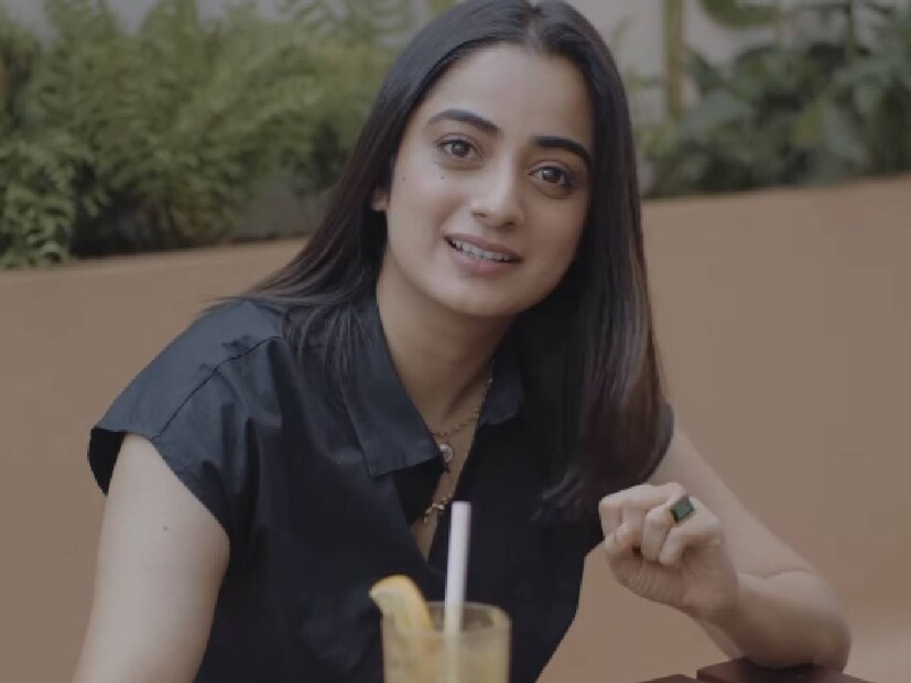 ദിലീപിന്റെ നായികയായി നിരവധി ചിത്രങ്ങളിൽ നമിതാ പ്രമോദ് വേഷമിട്ടിരുന്നു. ഈ ചിത്രങ്ങൾ എല്ലാം ഹിറ്റായി മാറിയിരുന്നു താനും. സൗണ്ട് തോമയിൽ നിന്നുമാണ് ഈ ഹിറ്റ് ജോഡിയുടെ ആരംഭം. ശേഷം, വില്ലാളിവീരൻ, ചന്ദ്രേട്ടൻ എവിടെയാ, കമ്മാരസംഭവം വരെയുള്ള ചിത്രങ്ങളിൽ ഇവരെ സ്‌ക്രീനിൽ ഒന്നിച്ചു കണ്ടു. ഈ ചിത്രങ്ങൾ തിയേറ്ററിൽ എത്തുമ്പോൾ മീനാക്ഷി ദിലീപ് കൗമാരപ്രായം കടന്നിട്ടില്ല. ദിലീപിനേക്കാളും താൻ ഏറ്റവും കൂടുതൽ സംസാരിക്കാറുള്ളത് മീനാക്ഷിയുമായാണ് എന്ന് നമിത പ്രമോദ് പറയുന്നു  