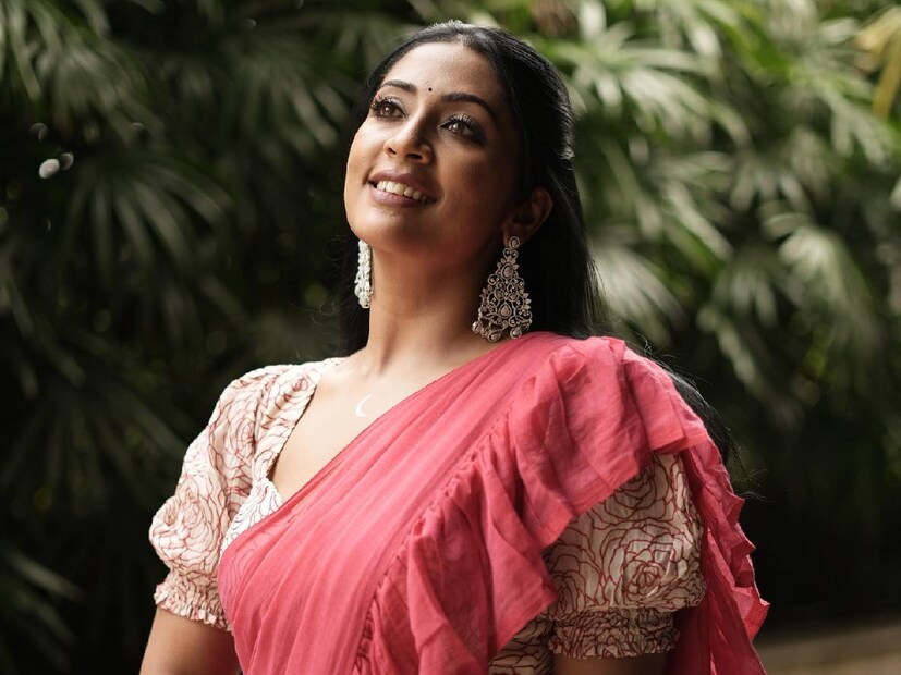 സന്തോഷ് മേനോൻ എവിടെയെന്ന ചോദ്യം നവ്യ നായർ കേൾക്കാൻ ആരംഭിച്ചിട്ട് നാളുകളേറെയായി. ഒന്നിനും കൃത്യമായി ഒരു മറുപടി നവ്യ കൊടുക്കാറില്ല. താരത്തിന്റെ ഏറ്റവും പുതിയ പോസ്റ്റ് കുറച്ചു മണിക്കൂറുകൾക്ക് മുൻപ് വന്നിട്ടുണ്ട്. ഇതിൽ നവ്യ നായർ ഫ്‌ളൈറ്റിൽ കയറാൻ നേരത്തെ എത്തിയാൽ നേരിടുന്ന ബോറടിയെ കുറിച്ച് പറയുന്നു. അതിനും മുൻപ് മൂന്നാറിൽ ഒരു ചെറിയ ഹോളിഡേ ആഘോഷിച്ചതിന്റെ സന്തോഷവും നവ്യ നായർ പങ്കിട്ടിട്ടുണ്ട്