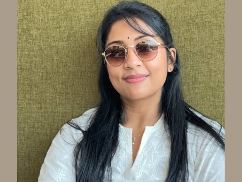 കഴിഞ്ഞ കുറച്ചു കാലങ്ങളായി നവ്യ നായരുടെ ഒപ്പം സഹോദരൻ രാഹുലുമുണ്ട്. ഈ പുതുവർഷത്തിൽ ന്യൂസിലാൻഡിലേക്ക് ട്രിപ്പ് പോയി നവ്യാ നായർ പുത്തൻ സ്വാതന്ത്ര്യം ആഘോഷിച്ചിരുന്നു. അഭിനയം കൂടാതെ നൃത്തവും വായനയും എല്ലാം ചേർന്ന് ജീവിതം മനോഹരമാക്കുന്ന തിരക്കിലാണ് നവ്യ നായർ. പോയവർഷം അനക്കമില്ലാതെ കിടന്ന യൂട്യൂബ് ചാനലും നവ്യ നായർ സജീവമാക്കി മാറ്റി. ഇപ്പോൾ, ഇടയ്ക്കിടെ ചില വിശേഷങ്ങൾ നവ്യ തന്റെ ചാനലിലും പോസ്റ്റ് ചെയ്യാറുണ്ട്. വീടിന്റെ മുകൾ നിലയിലാണ് നവ്യയുടെ നൃത്ത വിദ്യാലയം പ്രവർത്തിച്ചു പോരുന്നത് 