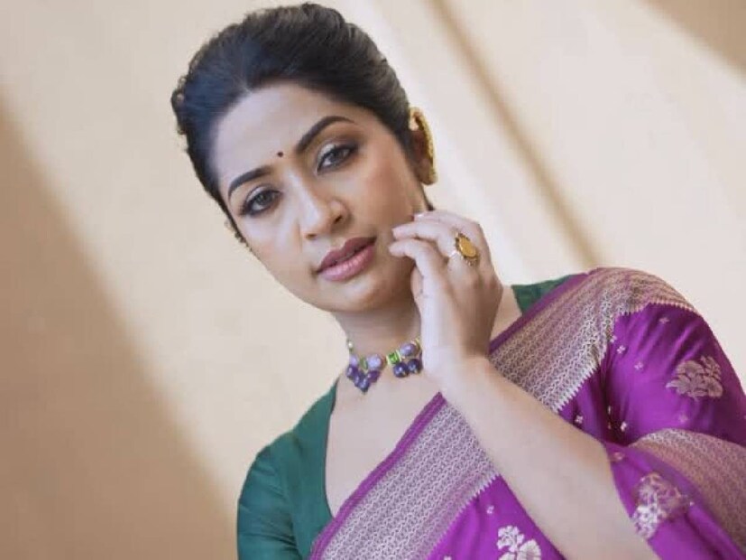 ഹരിപ്പാടുകാരിയാണ് നവ്യ. സന്തോഷ് മേനോൻ കോട്ടയം ജില്ലാക്കാരനും. സന്തോഷ് മേനോന്റെ നാടായ പെരുന്ന അമ്പലങ്ങളുടെയും ഉത്സവങ്ങളുടെയും കൂടി ഇടമാണ്. പെരുന്ന അമ്പലത്തിൽ നടന്ന തൈപ്പൂയ ആഘോഷത്തിൽ സന്തോഷ് മേനോൻ സഹോദരിക്കൊപ്പം പങ്കെടുത്ത ചില ദൃശ്യങ്ങൾ സോഷ്യൽ മീഡിയയിൽ എത്തിയതോടു കൂടിയാണ് അടുത്ത ചർച്ചയ്ക്ക് തിരികൊളുത്തിയത്. ഈ ഉത്സവത്തിൽ നവ്യ നായരെയോ മകനെയോ കാണാൻ ഇല്ല. മുംബൈയിൽ ബിസിനസ് നടത്തുകയാണ് സന്തോഷ് മേനോൻ (തുടർന്ന് വായിക്കുക)