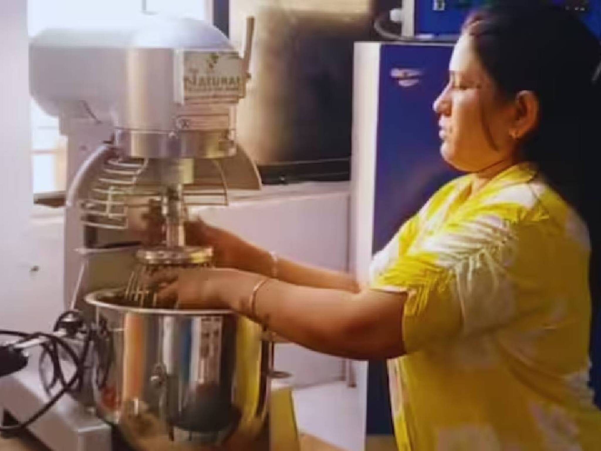 ബാങ്കിലെ ജോലി വിട്ട യുവതി ശര്‍ക്കര ചേര്‍ത്ത ചായപ്പൊടി കച്ചവടത്തിലൂടെ പ്രതിമാസം സമ്പാദിക്കുന്നത് 5 ലക്ഷം രൂപ