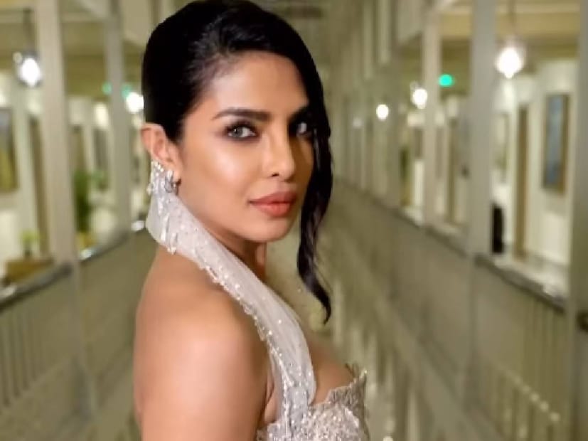 പൊക്കിളിൽ കുത്തുന്ന ഒരു ചെറിയ ആഭരണമെങ്കിലും, 2.7 കോടി രൂപയാണ് ഇതിന്റെ വില. പാപ്പരാസികൾക്ക് മുന്നിൽ പോസ് ചെയ്യുമ്പോൾ, പ്രിയങ്കയുടെ മുഖത്ത് മനോഹരമായ പുഞ്ചിരി വിടർന്നു. മേക്കപ്പ് മിനിമൽ ആയി നിർത്താൻ പ്രിയങ്ക പ്രത്യേകം ശ്രദ്ധിച്ചിരുന്നു. കണ്ണുകളിൽ അവർ ഒരു വലിയ കൂളിംഗ് ഗ്ലാസ് ധരിച്ചിരുന്നു. അടുത്തിടെ താരം ഹോളി ആഘോഷിച്ചത് അവരുടെ സിനിമയുടെ സെറ്റിലായിരുന്നു. ആ ചിത്രങ്ങളും പ്രിയങ്ക ചോപ്ര ഇൻസ്റ്റഗ്രാമിൽ ഷെയർ ചെയ്യാൻ മറന്നില്ല. താരത്തിന്റെ പോസ്റ്റുകൾ വൻ പ്രേക്ഷക സ്വീകാര്യത നേടാറുണ്ട്