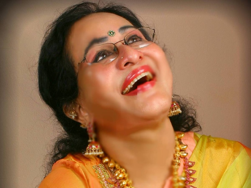  മലയാളത്തിന്റെ പ്രിയപ്പെട്ട നിത്യഹരിത നായിക ഷീലയ്ക്ക് ഇന്ന് 77-ാം പിറന്നാൾ. ഒരു യാഥാസ്ഥിതിക ക്രിസ്ത്യൻ കുടുംബത്തിൽ ജനിച്ച് വളർന്ന ഷീല പ്രണയവും വിരഹവും ഹാസ്യവും കുടുബ ബന്ധങ്ങളുടെ സങ്കീര്&#x200d;ണതകളും എല്ലാം ഇഴചേർന്ന നിരവധി കഥാപാത്രങ്ങൾക്കാണ് ജീവൻ പകർന്നത്. ആറ് പതിറ്റാണ്ടിലധികം മലയാള-തമിഴ് സിനിമാ മേഖലകളില്&#x200d; തന്റേതായ ഇടംനിലനിര്&#x200d;ത്തിയ ഷീല എപ്പോഴും പൊതുവേദികളിലും മറ്റും സജീവമാണ്. മലയാളം സിനിമയിലെ ഒരോ ചലനങ്ങളും സസൂക്ഷ്മം നിരീക്ഷിക്കാറുള്ള ഷീല പെയിന്റിംഗിലും മറ്റും കൂടുതൽ ശ്രദ്ധ കേന്ദ്രീകരിക്കുകയാണ്.