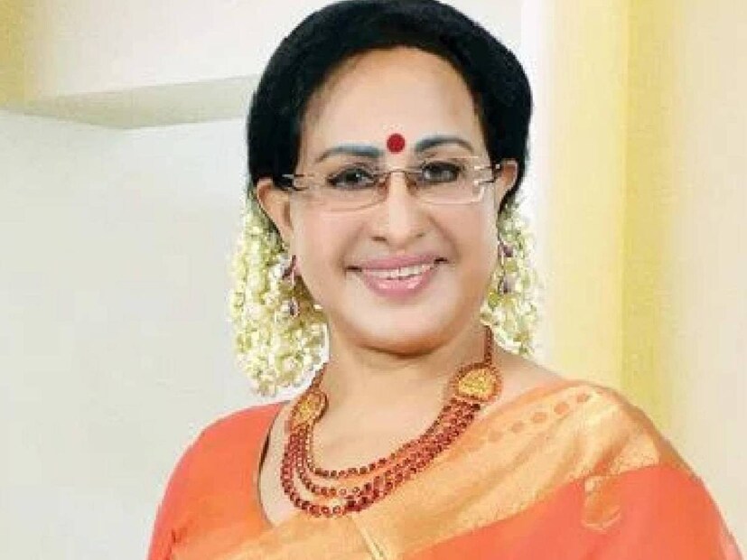  എന്തിനാണ് ഈ പ്രായം..? ഞാനും ജയലളിതയും ഒരേ വർഷമാണ് ജനിച്ചത്. 1948ലാണ് ഞങ്ങൾ രണ്ടുപേരും ജനിച്ചത്. ജയലളിത ഫെബ്രുവരി 24ഉം &#x200d;ഞാൻ മാർച്ച് ഇരുപത്തിനാലുമാണ്. ഇത് ഞങ്ങൾ എപ്പോഴും പറയുമായിരുന്നു. എപ്പോഴും നന്നായി ഒരുങ്ങി നടക്കണമെന്നത് എനിക്ക് നിർബന്ധമാണ്. ഏത് പെണ്ണിനാണ് ഒരുങ്ങി നടക്കണമെന്ന ആ​ഗ്രഹം ഇല്ലാത്തത്. ആണുങ്ങൾക്ക് അത്രയും ഉണ്ടോയെന്ന് അറിയില്ല.