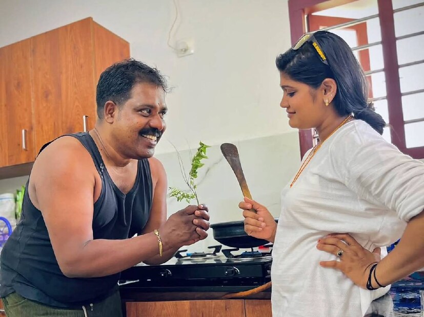 അച്ചായന്റെയും ഭാര്യയുടെയും പ്രായവ്യത്യാസം പലരും വിമർശനത്തിന് പാത്രമാക്കിയിരുന്നു. മുൻപ് ക്രിസ് വേണുഗോപാലും ദിവ്യ ശ്രീധറും വിവാഹം കഴിച്ച വേളയിലും, ചെമ്പൻ വിനോദ് ജോസ് തന്നെക്കാൾ ഒരുപാട് പ്രായക്കുറവുള്ള യുവതിയെ വിവാഹം ചെയ്തപ്പോഴും എല്ലാം സോഷ്യൽ മീഡിയ ഇത്തരത്തിൽ തിളച്ചുപൊങ്ങിയത് കണ്ടവരാണ് മലയാളികൾ. എന്നാൽ, ഇവരുടെ അടുത്ത സുഹൃത്തുക്കൾ ആശംസയുമായി വന്നുകഴിഞ്ഞു 