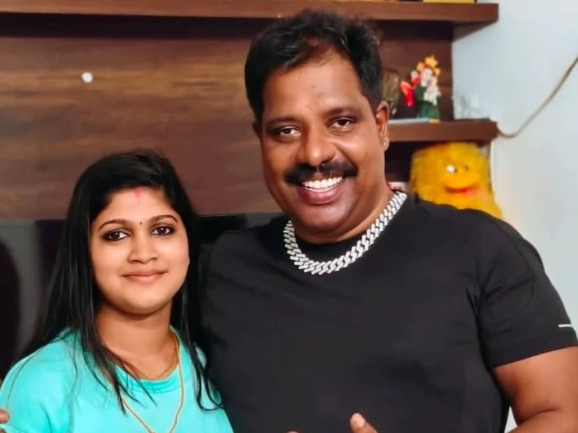വിവാഹം കഴിഞ്ഞതും ഇപ്പോൾ അച്ചായനെയും ഭാര്യയേയും കേൾക്കാനും അവരുടെ വിശേഷങ്ങൾ ചോദിച്ചറിയാനും നവ മാധ്യമങ്ങളുടെ തിരക്കാണ്. ഇവരുടെ വീട്ടിലേക്ക് അഭിമുഖത്തിനായി പലരും വന്നുപോയിക്കഴിഞ്ഞു. വിവാഹം കഴിയുന്നത് വരെ സോജൻ വർഗീസ് എന്ന അച്ചായനെ മലയാളികൾ അറിഞ്ഞിരുന്നത് യൂട്യൂബർ തൊപ്പിയുടെ സന്തത സഹചാരി എന്ന നിലയിൽ മാത്രമാണ്. തൊപ്പി എവിടെയാണെങ്കിലും അച്ചായൻ കൂടെയുണ്ടാകും. വിവാഹം കഴിഞ്ഞതും, അച്ചായൻ തന്റേതായ നിലയിൽ ഹിറ്റായി. ഇപ്പോൾ വിവാഹം കഴിക്കാനുണ്ടായ കാരണങ്ങളും അച്ചായൻ പറയുന്നു (തുടർന്ന് വായിക്കുക)