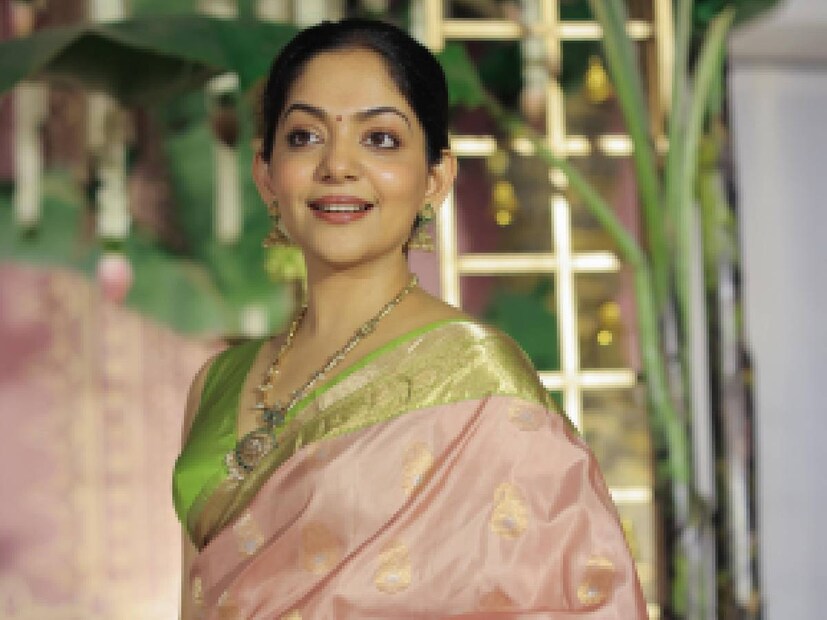കുമ്പളങ്ങി നൈറ്റ്സ് എന്ന ചിത്രം കണ്ടവർ നായകന്മാർ രാത്രിയുടെ നിശബ്ദതയിൽ കായലിലേക്ക് ഇറങ്ങി തിളങ്ങുന്ന നീലനിറത്തിൽ തെളിയുന്ന കവര കയ്യെത്തിപ്പിടിക്കുന്ന ദൃശ്യം നിങ്ങൾ കണ്ടിരിക്കാം. ഇംഗ്ളീഷിൽ ബയോലൂമിനിസെൻസ് എന്ന് പറയപ്പെടുന്ന ശാസ്ത്രീയ പ്രതിഭാസമാണ് കവര. ഈ കവര കണ്ടാസ്വദിക്കണം എങ്കിൽ കുമ്പളങ്ങിയിലേക്ക് തന്നെ പോകണം. ഒരു കയാക്കിങ് ടീമിന്റെ ഒപ്പമാണ് അഹാന കൃഷ്ണ ഈ സ്വപ്ന സാക്ഷാത്ക്കാരത്തിലേക്ക് നീങ്ങിയത് 
