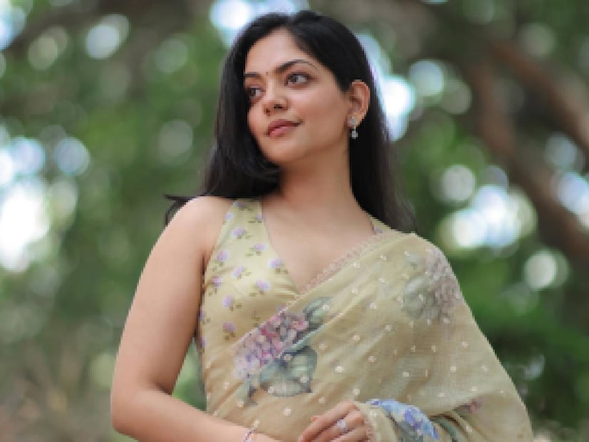 കഴിഞ്ഞ ദിവസം വർഷങ്ങളായി താലോലിച്ച സ്വപ്നം കയ്യെത്തിപ്പിടിച്ചതിന്റെ സന്തോഷത്തിലായിരുന്നു അഹാന കൃഷ്ണ. മൂന്നര വർഷങ്ങൾക്ക് മുൻപ് അഹാന ആ സ്വപ്നം ഇൻസ്റ്റഗ്രാം പോസ്റ്റിന്റെ രൂപത്തിൽ തന്റെ പേജിൽ പോസ്റ്റ് ചെയ്തിരുന്നു. മലയാളികൾ എല്ലാവരും ഒരു ശ്രദ്ധേയ മലയാള സിനിമയിൽ കണ്ട ഒരു കാര്യമാണ്. ഇന്നും പലരും അതൊരു സ്വപ്നമായി കൊണ്ട് നടക്കാറുണ്ട്. എന്നാൽ, സിനിമാക്കാർ കാണിച്ചു കൊതിപ്പിച്ച ആ സ്ഥലത്തെക്ക് അഹാന കൃഷ്ണ പോയി. ഒപ്പം തന്നെപ്പോലെ സ്വപനം കണ്ട മറ്റുപലരും കൂടെയുണ്ടായി 