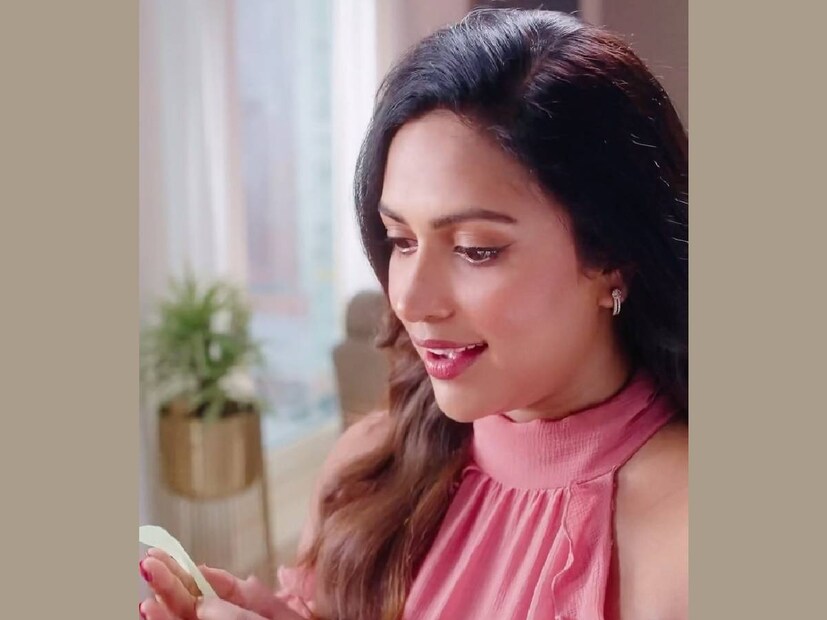 എന്നിരുന്നാലും, സിനിമയിൽ കോടികൾ പ്രതിഫലം പറ്റുന്ന നായികയ്ക്ക് ഉദ്‌ഘാടന ചടങ്ങിലും കിട്ടുന്ന തുക ചെറുതാവാൻ സാധ്യതയില്ല. ഹണി റോസിന്റെ പ്രതിഫലം ചർച്ചയായപ്പോഴും, അമല പോൾ നേടുന്ന തുക എത്രയെന്ന വിവരം എവിടെയും വന്നിട്ടില്ല. അത് ചർച്ചയായിട്ടുമില്ല. മകൻ ഇലൈ പിറന്നതില്പിന്നെ അമല പോൾ പുതിയ ചിത്രങ്ങളിൽ അഭിനയിക്കാൻ ആരംഭച്ചിട്ടില്ല. ഹോട്ടൽ ആൻഡ് ഹോസ്പിറ്റാലിറ്റി മേഖലയിൽ ജോലി ചെയ്യുന്ന ഗുജറാത്ത് സ്വദേശിയാണ് അമല പോളിന്റെ ഭർത്താവ് ജഗത് ദേശായി