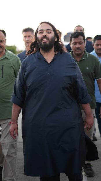 ഈ ആത്മീയ പദയാത്രയിലുടനീളം, ദ്വാരകയിലേക്കുള്ള യാത്രയിൽ  ഹനുമാൻ ചാലിസ, സുന്ദർഖണ്ഡ്, ദേവി സ്തോത്രം എന്നിവ ജപിച്ചായിരുന്നു അനന്ത് അംബാനിയുടെ യാത്ര. ശതകോടീശ്വരനായി വളർന്നപ്പോഴും സനാതന ധർമ്മത്തെ മുറുകെ പിടിച്ചാണ് അദ്ദേഹം തന്റെ ജീവിത യാത്ര മുന്നോട്ട് കൊണ്ടുപോകുന്നത്.  ഭാരതത്തിന്റെ പുണ്യപുരാതനായ പല ആത്മീയ കേന്ദ്രങ്ങളും അദ്ദേഹത്തിന്റെ പതിവ് വിഹാര കേന്ദ്രങ്ങൾ തന്നെയായി പലപ്പോഴും മാറാറുണ്ട്. അവയിൽ പ്രധാനമാണ്  ബദ്രിനാഥ്, കേദാർനാഥ്, കാമാഖ്യ, നാഥദ്വാര, കാളിഘട്ട്, കുംഭമേള  എന്നീ ഭാരതത്തിന്റെ പുണ്യകേന്ദ്രങ്ങൾ. ലോകത്തിലെ ഏറ്റവും വലിയ റിഫൈനറിയുടെ മേല്‍നോട്ടം വഹിക്കുന്ന അദ്ദേഹം അതിനോടൊപ്പം തന്നെ രാജ്യത്തെ ഏറ്റവും വലിയ പുതിയ ഊര്‍ജ്ജ പരിവര്‍ത്തന പദ്ധതികള്‍ക്ക് നേതൃത്വം നല്‍കാനും ഒരുങ്ങുകയാണ്