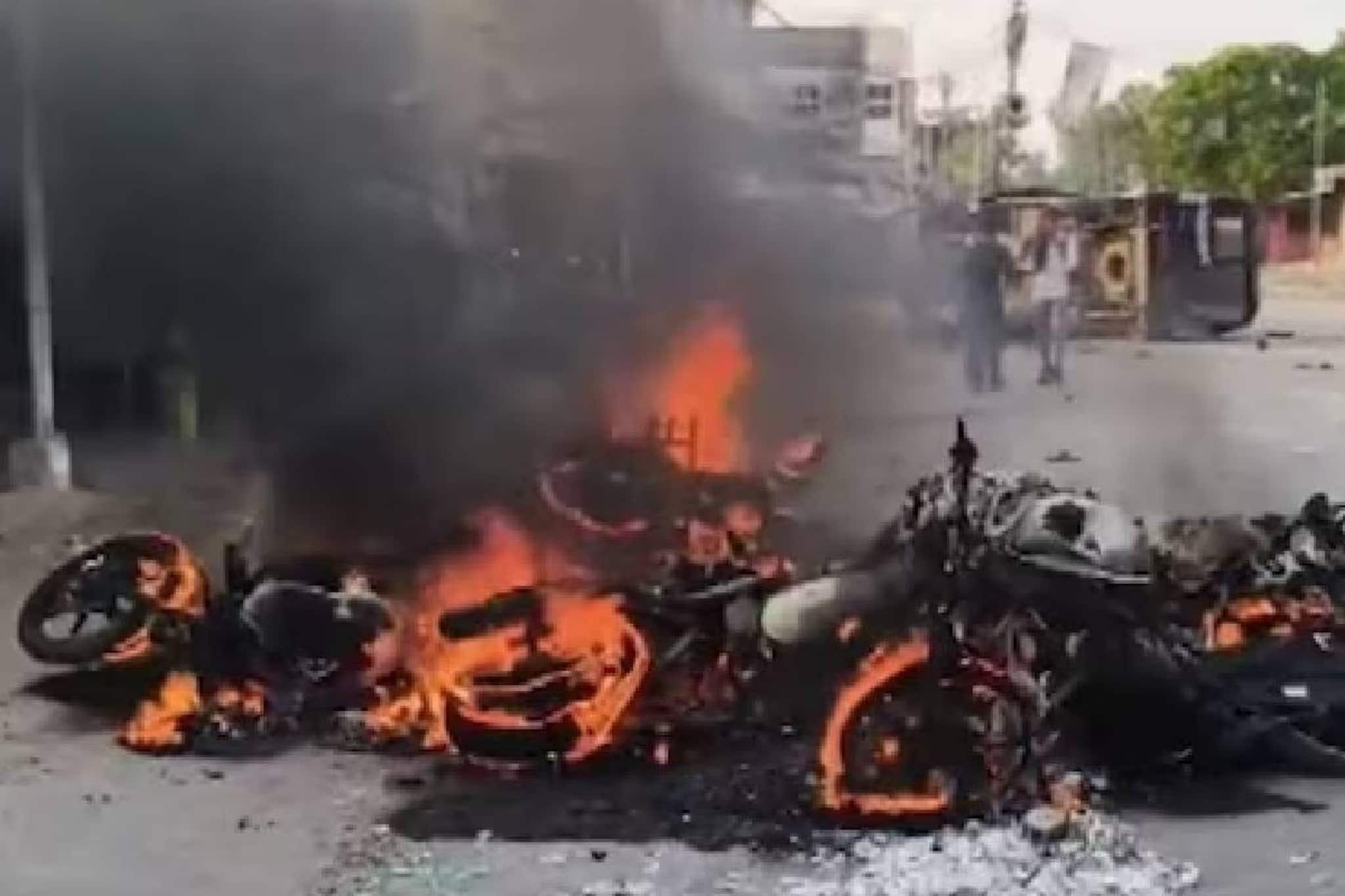 വഖഫ് ഭേദഗതിക്കെതിരെ ബംഗാളില്‍ അക്രമം പടരുന്നു; മൂര്‍ഷിദാബാദിന് പിന്നാലെ സൗത്ത് 24 പര്‍ഗാനസിലും