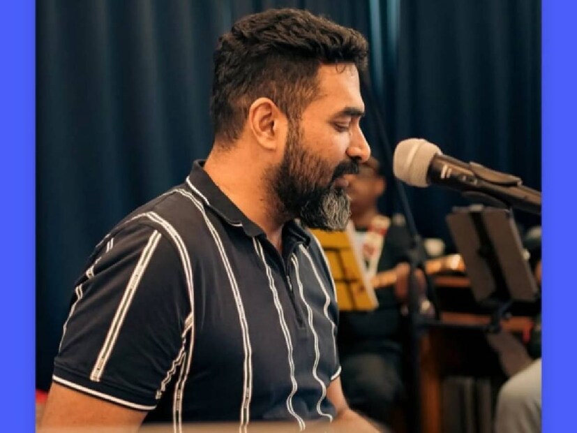 പാലക്കാടുള്ള പുത്തൂർ ആണ് ഗോപി സുന്ദറിന്റെ സംഗീത പരിപാടിക്ക് വേദിയായത്. സിനിമയിൽ മാത്രമല്ല, ഗോപി സുന്ദറിന്റെ ബാൻഡിലും നിരവധി ഗായകർക്ക് അവസരം ലഭിക്കാറുണ്ട്. യുവ ഗായകന്മാർക്കും ഗായികമാർക്കും ഈ ബാൻഡിൽ പരിപാടി അവതരിപ്പിക്കാൻ സാഹചര്യം ഒരുങ്ങിയിട്ടുണ്ട്. എന്നാൽ കഴിഞ്ഞ ദിവസം ഗോപിയുടെ കൂടെ വേദിയിൽ പാടി നിറഞ്ഞ ഗായിക ഇദ്ദേഹത്തിന്റെ സോഷ്യൽ മീഡിയ പേജിലൂടെ നിരവധിപ്പേരുടെ ശ്രദ്ധ നേടിയ കലാകാരിയാണ്. ഗോപി സുന്ദറിന്റെ അടുത്ത കൂട്ടുകാരി കൂടിയാണിത് (തുടർന്ന് വായിക്കുക)