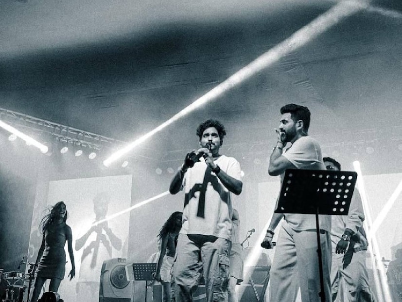 മയോനി ആരെന്നുള്ള ചോദ്യത്തിന് ഒരുപാട് കാലം അവർ ഒരു ആർട്ടിസ്റ്റ് മാത്രമാണ് എന്നായിരുന്നു വിവരം. എന്നാൽ, ഇപ്പോൾ ഇൻസ്റ്റഗ്രാം ബയോയിലൂടെ താനൊരു ഗായികയും, നർത്തകിയും, പെർഫോമറും ആണെന്ന് പ്രിയ നായർ വിശേഷിപ്പിച്ചു കഴിഞ്ഞു. 'താനാരാ' എന്ന സിനിമയിലാണ് പ്രിയ നായർ പിന്നണി ഗായികയായി മലയാള സിനിമയിൽ വന്നത്. ദീപ്തി സതി ആടിത്തകർത്ത രംഗത്തിലാണ് പ്രിയ നായർ പാടിയത്. എട്ടു മാസങ്ങൾക്ക് മുൻപ് ആ ഗാനം പുറത്തിറങ്ങിയിരുന്നു 