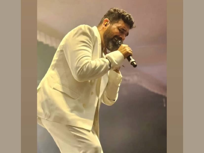 മയോനി എന്ന പേര് പറഞ്ഞാൽ, പലരും ശ്രദ്ധിക്കുന്ന ഗായികയാണ് പ്രിയ നായർ. ഗോപി സുന്ദറിന്റെ കൂട്ടുകാരി എന്ന നിലയിൽ മയോനി ഏറെക്കാലമായി വാർത്തകളിൽ നിറഞ്ഞു നിൽക്കുകയാണ്. ഗോപി സുന്ദറിന്റെ സംഗീതത്തിൽ പ്രിയ നായർ ഒരു സിനിമയിൽ പിന്നണി ഗായിക കൂടിയായി മാറിക്കഴിഞ്ഞു. ഗാനം ഹിറ്റായി മാറി എന്നില്ലെങ്കിലും, പ്രിയ നായർ ഗോപിയുടെ ഈണത്തിൽ മലയാള സിനിമയിൽ പാടിയ വിവരം ഓൺലൈൻ വാർത്തകളിൽ നിറഞ്ഞ് നിന്നിരുന്നു