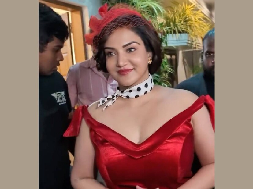 സ്വന്തം ഔട്ട്ഫിറ്റിന്റെ കാര്യത്തിൽ ഹണി റോസ് മറ്റാരെയും അനുകരിക്കാറില്ല എന്ന് വേണം പറയാൻ. അത് ഒന്നുകിൽ താനോ, തന്റെ അമ്മയോ അതുമല്ലെങ്കിൽ അവരുടെ ടീമോ കണ്ടെത്തുന്നതായിരിക്കും. ഏറ്റവും ഒടുവിലായി ഹണി റോസ് ഒരു രാജകുമാരിയെപോലെ അണിഞ്ഞൊരുങ്ങിയ ദൃശ്യങ്ങളാണ് വൈറലായി മാറിയത്. താനൊരു ഫാഷൻ പരിപാടിയിൽ പങ്കെടുക്കുന്ന വിവരം ഹണി റോസ് കാലേകൂട്ടി അറിയിച്ചിരുന്നു. അവിടെയാണ് അവർ ഇതുവരെ ട്രൈ ചെയ്യാത്ത ഔട്ട്ഫിറ്റിൽ തിളങ്ങിയതും (തുടർന്ന് വായിക്കുക)