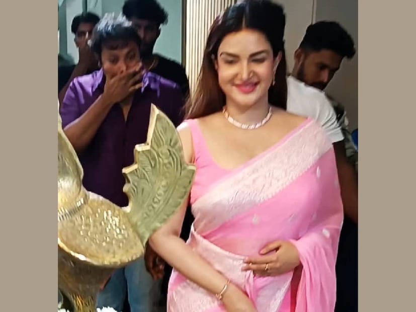 ഹണി റോസിനെ കണ്ടാൽ പിന്നെ നൃത്തം ചെയ്യിക്കാതെ വിടില്ല അവരുടെ ആരാധകർ. അതിനു വേണ്ടി വേദിയിൽ ഒരു പാട്ട് എപ്പോഴും റെഡി ആയിരിക്കും. ഇത്തവണ പാട്ട് പ്ളേ ചെയ്യുകയല്ല, പാടുകയാണുണ്ടായത്. 'വേട്ടയാൻ' സിനിമയിൽ മഞ്ജു വാര്യരും രജനികാന്തും ചേർന്ന് അവതരിപ്പിച്ച തട്ടുപൊളിപ്പൻ ഡാൻസ് നമ്പറിന് ഹണി റോസ് ചുവടുകൾ തീർത്തു. ഹണി ഡാൻസ് ചെയ്താൽ, കൂടെ നൃത്തം ചെയ്യാൻ വേദിയുടെ അകത്തും പുറത്തുമായി നിരവധിപേരുണ്ടാകും. അതിനി കേരളത്തിലായാലും കേരളത്തിന് പുറത്തായാലും വിദേശത്തായാലും അങ്ങനെ തന്നെ. കേരളത്തിലാണ് ഹണിയെ കണ്ടാൽ നൃത്തം ചെയ്യണം എന്ന ഡിമാൻഡ് കൂടുതലുള്ളവർ 