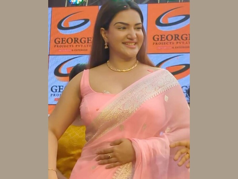 അതീവ മോഡേൺ വസ്ത്രങ്ങൾ ധരിക്കാറുള്ള ഹണി റോസ്, ഈ പരിപാടിക്കും അതിനു മുൻപുണ്ടായിരുന്ന ഉദ്‌ഘാടനത്തിനും സാരി അണിഞ്ഞാണ് എത്തിച്ചേർന്നത്. വർഷങ്ങൾ കൊണ്ട് കേരളത്തിലെ ഉദ്‌ഘാടന വേദികളുടെ താരമായി മാറിയ ഹണി റോസിന് ഇപ്പോൾ വേഷമേത് എന്നതൊരു വിഷയമല്ലാതായിരിക്കുന്നു. അന്യസംസ്ഥാനത്തു നടന്ന ഉദ്‌ഘാടനത്തിനു ബ്രൈഡൽ ലുക്കിലാണ് ഹണി റോസ് എത്തിച്ചേർന്നത്. ഈ ദൃശ്യങ്ങൾ സോഷ്യൽ മീഡിയയിൽ വളരെയേറെ ശ്രദ്ധപിടിച്ചുപറ്റി 