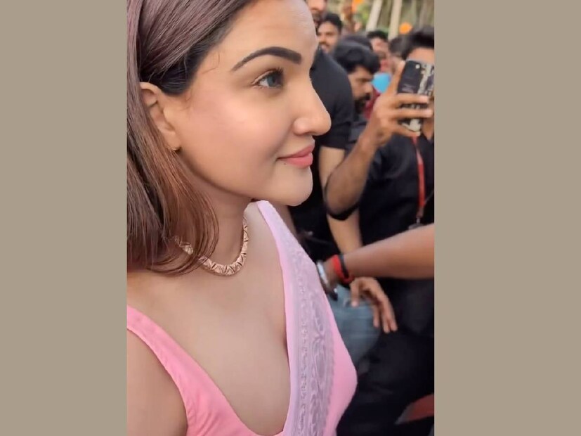 പേരുപോലെ റോസ് നിറത്തിലെ സാരി അണിഞ്ഞാണ് ഹണി റോസ് ഉദ്‌ഘാടന ചടങ്ങിൽ എത്തിച്ചേർന്നത്. ഇക്കൊല്ലം ഹണി റോസിന് സജീവ ഉദ്‌ഘാടന പരിപാടികൾ നിറഞ്ഞ മാസമാണിത്. ഹണി എവിടെ ഉദ്‌ഘാടനത്തിനു പോയാലും അവിടെ നവമാധ്യമങ്ങളുടെ പ്രതിനിധികൾ എത്തിച്ചേരാറുണ്ട്. ഹണിയുടെ ചിരിയും നോട്ടവും നടത്തവും എല്ലാം അതേപടി പകർത്തി പിന്നെ വൈറൽ വീഡിയോകളുടെയും ചിത്രങ്ങളുടെയും വരവായി. ഇവിടെയും ആ പതിവ് തെറ്റിയില്ല. ഹണിയെ കാണാൻ ആരാധകരുടെ തിക്കും തിരക്കുമുണ്ടായിരുന്നു (തുടർന്ന് വായിക്കുക)