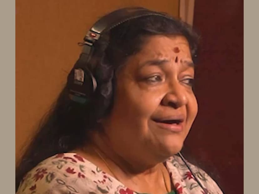 കെ.എസ്. ചിത്രയുടെ കൂടെ പങ്കെടുത്ത പരിപാടിയിൽ ദിലീപ് പങ്കിട്ടത് മഹാലക്ഷ്മിക്ക് ഒരു വയസ് പ്രായമുള്ളപ്പോൾ നടന്ന വളരെ രസകരമായ സംഭവമാണ്. ഫോൺ കയ്യിൽ കിട്ടിയാൽ, സ്വയംപ്രഖ്യാപിത വ്ലോഗർ ആവുന്ന മഹാലക്ഷ്മി, സംസാരിക്കാൻ ആരംഭിച്ച സമയം മുതലേ പാട്ടുപാടാനും തുടങ്ങിയിരുന്നു. കേൾക്കുന്ന പാട്ടുകളുടെ കൂട്ടത്തിൽ, ഒരു താരാട്ട് പാട്ട് മഹാലക്ഷ്മി പാടുമായിരുന്നു. ഒരുദിവസം രാത്രി മഹാലക്ഷ്മി പാടിയ ആ പാട്ട് ദിലീപ് ഫോണിൽ റെക്കോർഡ് ചെയ്തു. ചിത്രയ്ക്ക് അയച്ചു കൊടുത്തു
