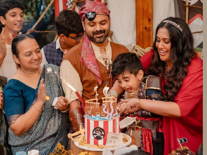 ഇസഹാക് വളർന്നു വരുമ്പോൾ, അവന്റെ ഇഷ്‌ടങ്ങൾക്കനുസരിച്ചാണ് പിറന്നാൾ തീം ഇറക്കുക. നോഹയുടെ പേടകവും മറ്റും ആദ്യ കാലങ്ങളിൽ ഇറങ്ങിയത് പ്രേക്ഷകരും ഓർക്കുന്നുണ്ടാകും. നടൻ രമേശ് പിഷാരടിയും മഞ്ജു വാര്യരും ഇക്കുറിയും പിറന്നാൾ ദിനത്തിൽ അതിഥികളായി പങ്കെടുത്തു. ജാക്ക് സ്പാരോ എന്ന കഥാപാത്രം അവിസ്മരണീയമാക്കിയ പൈറേറ്റ്സ് ഓഫ് കരീബിയൻ എന്ന സിനിമയിൽ നിന്നുള്ളതാണ് ഇത്തവണത്തെ പിറന്നാൾ തീം. ഇസു മാത്രമല്ല, അച്ഛൻ ചാക്കോച്ചനും അമ്മ പ്രിയ ആൻ സാമുവലും എല്ലാം അതുപോലെ ഒരുങ്ങി നിന്നു (തുടർന്ന് വായിക്കുക)