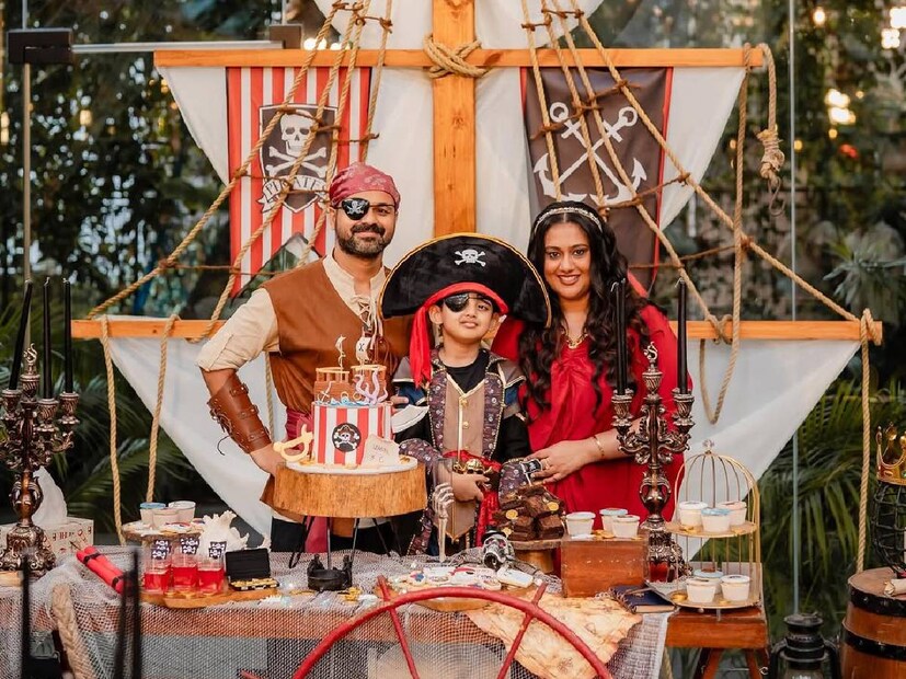 പറഞ്ഞു വരുമ്പോൾ ഇസു ഒരു മിടുക്കനെങ്കിലും, അമ്മ പ്രിയ ചില നേരങ്ങളിൽ മകന്റെ കുറുമ്പ് കൊണ്ട് പൊറുതിമുട്ടിയ വിവരം ചാക്കോച്ചൻ തന്നെ പറയാറുണ്ട്. അമ്മയ്ക്ക് ഒരിടി കൊടുക്കാനും മറ്റും മകനെപ്പോലെ മറ്റാർക്കും കഴിയാറില്ല എന്ന് ചാക്കോച്ചൻ. പ്രിയ പരാതി പറയുമ്പോൾ ക്ഷമയോടെ കേട്ടിരിക്കുമെങ്കിലും, ഉള്ളിൽ ചിരിക്കാറുള്ള കാര്യവും ചാക്കോച്ചൻ മറച്ചുവച്ചിട്ടില്ല. മകൻ കൈക്കുഞ്ഞായിരുന്ന നാളുകളിൽ അവനുവേണ്ടി ഉറക്കമുണർന്നു കാര്യങ്ങൾ ചെയ്തു നൽകാൻ ചാക്കോച്ചന് ഒരുപാട് ഇഷ്‌ടമുണ്ടായിരുന്നു എന്നു പ്രിയ പറയുന്നു