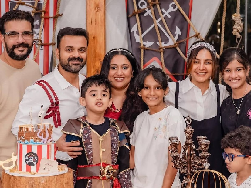 പൈറേറ്റ്സ് തീമിൽ പിറന്നാൾ പാർട്ടി ഒരുക്കിയപ്പോൾ ആ പോസ്റ്റുകൾക്ക് താഴെ നിരവധിപ്പേരാണ് കുഞ്ഞ് ഇസഹാക്കിന് ജന്മദിനാശംസകൾ നേർന്നത്. ആറു വയസുകാരന്റെ കേക്കിൽ ഒരു കപ്പൽ മാതൃകയും തീർത്തിട്ടുണ്ട്. കുഞ്ചാക്കോ ബോബന്റെ അമ്മയേയും കാണാം. രമേശ് പിഷാരടി ഭാര്യക്കും മക്കൾക്കും ഒപ്പമാണ് പിറന്നാൾ ആഘോഷത്തിൽ പങ്കെടുത്തത്. ചാക്കോച്ചന് ഏതുനേരവും സിനിമാ തിരക്കുകൾ എന്ന് എല്ലാവർക്കും അറിയാവുന്നതാണ്. അതിനാൽ ഇത്തവണ പിറന്നാൾ ആഘോഷം അൽപ്പം വൈകി. ലേറ്റ് ആയി വന്നാലും ലേറ്റസ്റ്റ് ആവാതിരിക്കാൻ ചാക്കോച്ചനു പറ്റില്ല