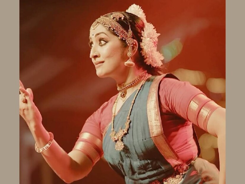 ധന്യ വീണ എന്ന നവ്യയുടെ സഹോദരൻ അങ്ങനെയാണ്. കാറിനുള്ളിൽ ചേച്ചിയുടെ കൈചേർത്തു പിടിച്ചിരിക്കുന്ന ഒരു ദൃശ്യത്തോടെയാണ് രാഹുൽ ചേച്ചിയെ കുറിച്ച് ഏതാനും വാക്കുകൾ കുറിച്ചത്. ഈസ്റ്റർ ദിനത്തിലാണ് രാഹുലിന്റെ പോസ്റ്റ്. 'എല്ലാ ഉയർച്ച താഴ്ചകളിലും, എല്ലാ ചിരിയിലും കണ്ണുനീരിലും എന്റെ കൂടെ. എന്റെ സഹോദരി. എന്നും എന്റെയൊപ്പം, രക്തം കൊണ്ടല്ല, ഹൃദയം കൊണ്ട്,' എന്ന് രാഹുൽ ചുരുങ്ങിയ വാക്കുകൾ കൊണ്ട് ചേച്ചിയെക്കുറിച്ച് മനോഹരമായി കുറിച്ചു