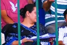 സ്റ്റേഡിയത്തിൽ ക്രിക്കറ്റ് മാച്ച് കാണുന്നതിനിടെ ഉത്തരക്കടലാസ് നോക്കിയ അധ്യാപിക ക്യാമറയിൽ കുടുങ്ങി