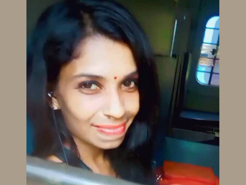 ഹ്രസ്വചിത്രം, ആൽബം, വിവാഹ ഫോട്ടോഷൂട്ട് എന്നിങ്ങനെ നിരവധി മേഖലകളിൽ രേണു സുധി തന്റെ അഭിനയ പാടവം വ്യാപിപ്പിക്കുന്നു. എന്നാൽ, ഇവരുടെ വിവാഹം നടന്നത് രസകരമായ ഒരു കഥയാണ്. 'രേണു സിസ്റ്റർ' എന്നായിരുന്നു അക്കാലങ്ങളിൽ സുധി ഫോൺ നമ്പർ സേവ് ചെയ്തിരുന്നത്. എപ്പോഴെല്ലാം 'രേണു സിസ്റ്റർ' ഫോണിൽ തെളിയുന്നുവോ, അപ്പോഴെല്ലാം,സുധി ഒരിടത്തു പോയി മാറി നിന്ന് സംസാരിച്ചിരുന്നു. ഇതുകണ്ട വീട്ടുകാർ എന്താണ് 'സിസ്റ്ററുമായി' സുധിക്ക് ഇത്ര രഹസ്യമായി സംസാരിക്കാനുളളത് എന്ന് ആശ്ചര്യപെട്ടിരുന്നു. അപ്പോഴേക്കും രേണു സുധിയുടെ ഭാര്യായിക്കഴിഞ്ഞിരുന്നു