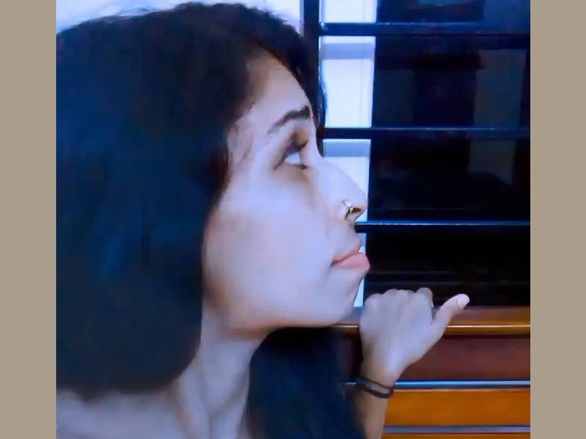 ഒരുദിവസം രേണുവിന്റെ തിളങ്ങുന്ന താലി കണ്ടുപിടിച്ചത് രേണുവിന്റെ ചേച്ചിയായിരുന്നു. ഇതെന്താണ് എന്നായി ചോദ്യം. അപ്പോഴേക്കും വിവാഹം കഴിഞ്ഞ് ഒൻപതു മാസങ്ങൾ പിന്നിട്ടിരുന്നു. ഒടുവിൽ രേണു വിവാഹം കഴിഞ്ഞ വിവരം പറഞ്ഞു. സുധി അന്നേരം ദിലീപ് ഉൾപ്പെടുന്ന താരങ്ങൾ പങ്കെടുക്കുന്ന സ്റ്റേജ് ഷോയുമായി വിദേശത്തായിരുന്നു. സുധിയുടെ വീട്ടിലും വിവാഹം കഴിഞ്ഞ വിവരം അറിയാമായിരുന്നില്ല. ഒടുവിൽ പരിചയിച്ചതും, രേണുവിന്റെ വീട്ടുകാർക്ക് രേണുവിനേക്കാൾ സുധിയും കിച്ചുവും പ്രിയപ്പെട്ടവരായി മാറി എന്ന് രേണു ഒരഭിമുഖത്തിൽ പറഞ്ഞു