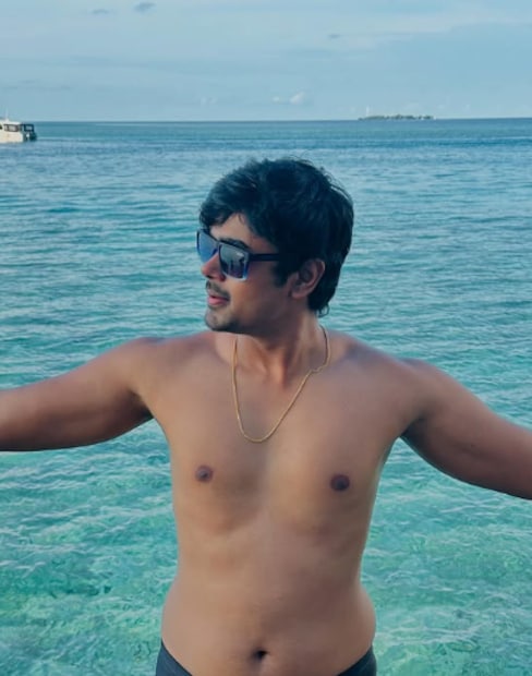  ചിത്രങ്ങൾ പങ്കുവച്ച് നിമിഷനേരങ്ങൾക്കുള്ളിൽ തന്നെ ചിത്രങ്ങൾ വൈറലായിരുന്നു. അശ്വിൻ ചേട്ടൻ സിക്സ് പാക്ക് ആയാൽ ഭം​ഗി ഉണ്ടായിരിക്കുമെന്നാണ് ഒരാൾ കമന്റ് ചെയ്തത്.